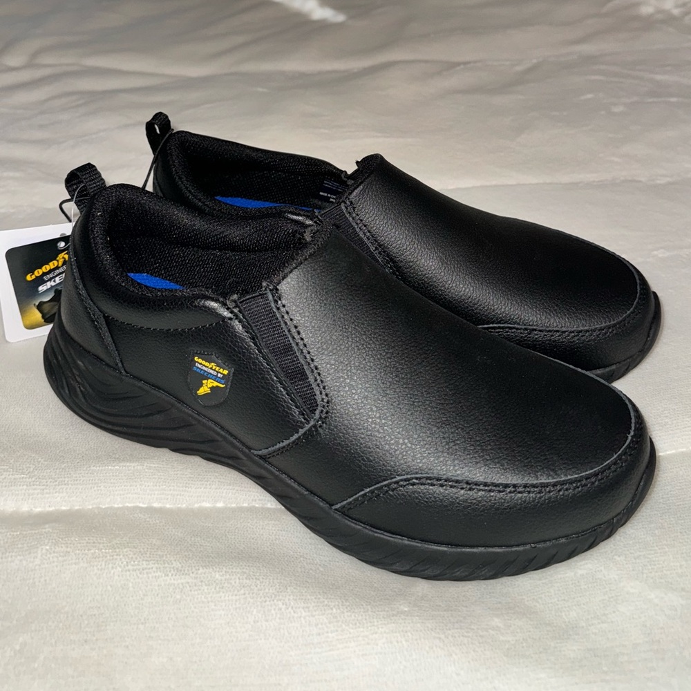 Good year sneaker by Skechers